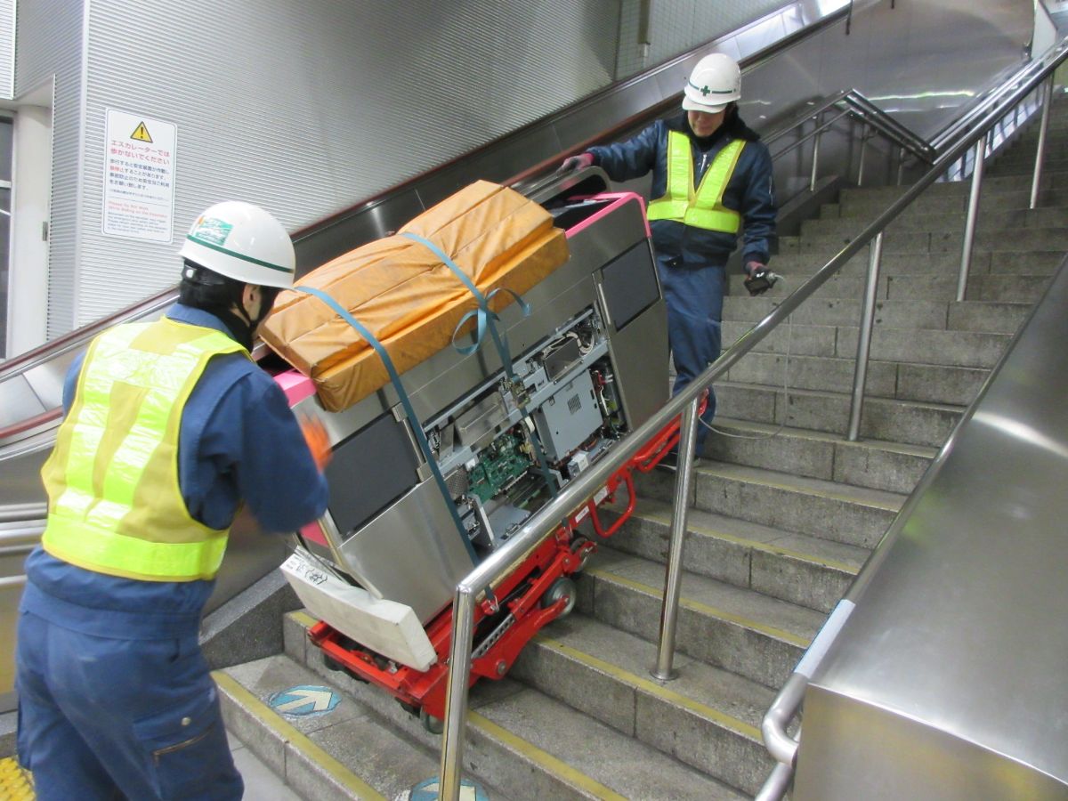 お届け先にて荷物を降ろし製品を設置